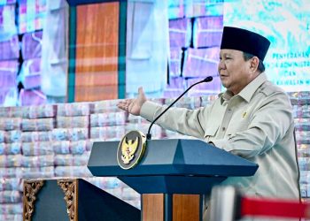 Presiden RI Prabowo Subianto menyampaikan arahan terkait reformasi ekonomi kerakyatan di Kompleks Kejaksaan Agung RI, Jakarta. (Dok: BPMI Setpres)