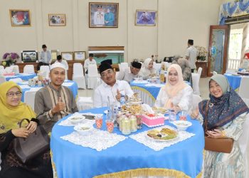 Bupati Tanjung Jabung Barat Anwar Sadat bersama Wakil Bupati Katamso SA menyambut masyarakat dalam open house Hari Raya Iduladha 1447 Hijriah di Rumah Dinas Bupati Tanjab Barat. (Dok: Rahmat)