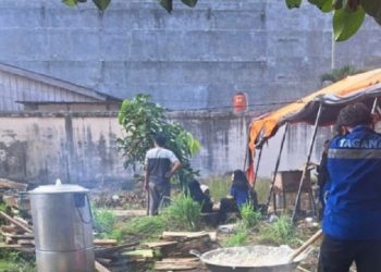 Petugas gabungan bersama relawan menyiapkan ribuan porsi makanan di dapur umum yang didirikan Pemerintah Kabupaten Bungo untuk membantu warga terdampak banjir di tiga kecamatan. (Dok: Redaksi)