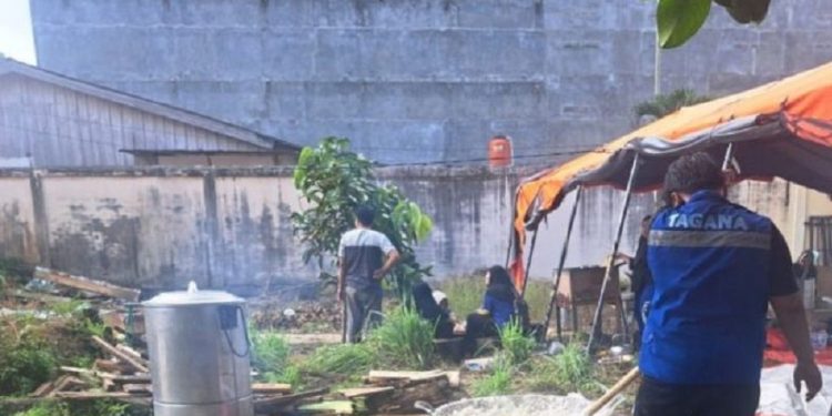 Petugas gabungan bersama relawan menyiapkan ribuan porsi makanan di dapur umum yang didirikan Pemerintah Kabupaten Bungo untuk membantu warga terdampak banjir di tiga kecamatan. (Dok: Redaksi)