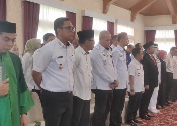 Bupati Tanjabtim, Hj Dillah Hikmah Sari melantik tiga pejabat struktural dan memimpin sertijab tujuh camat di ruang pola utama Rumah Dinas Bupati. (Dok: Rudi)