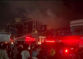 Petugas pemadam kebakaran berupaya memadamkan api yang melahap empat unit ruko di kawasan Jalan Sultan, Kecamatan Jelutung, Kota Jambi. (Dok: Alpin)