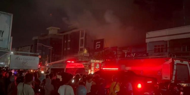 Petugas pemadam kebakaran berupaya memadamkan api yang melahap empat unit ruko di kawasan Jalan Sultan, Kecamatan Jelutung, Kota Jambi. (Dok: Alpin)