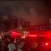 Petugas pemadam kebakaran berupaya memadamkan api yang melahap empat unit ruko di kawasan Jalan Sultan, Kecamatan Jelutung, Kota Jambi. (Dok: Alpin)