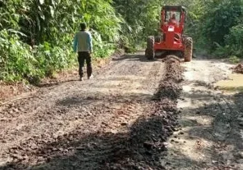 Petugas lapangan Dinas PUTR Provinsi Jambi melakukan pemantauan dan pemeliharaan jalan di wilayah Kecamatan Batin II Pelayang. (Dok: redaksi)