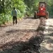 Petugas lapangan Dinas PUTR Provinsi Jambi melakukan pemantauan dan pemeliharaan jalan di wilayah Kecamatan Batin II Pelayang. (Dok: redaksi)