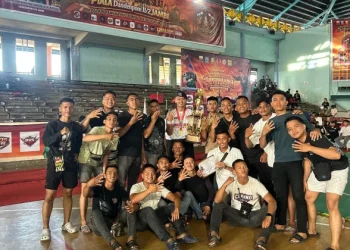 Bripda Rifqi Fakhran Almas (tengah) menunjukkan medali emas yang diraih pada Kejuaraan Pencak Silat Piala Dandenpom II/2 Siginjai Championship II di GOR Kota Baru Jambi. (Dok: Alpin)