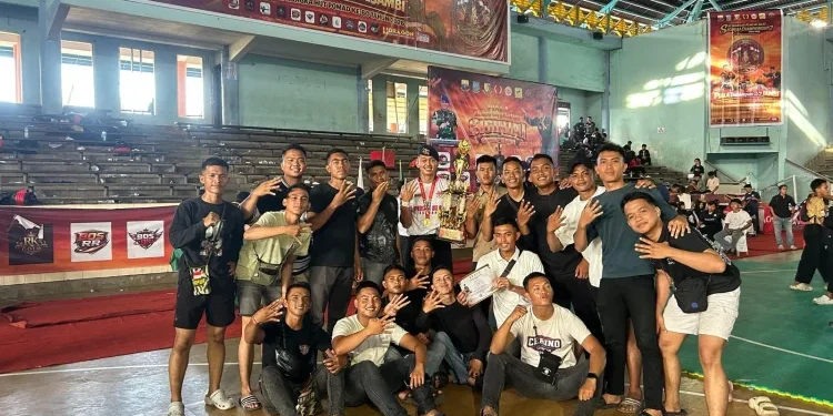 Bripda Rifqi Fakhran Almas (tengah) menunjukkan medali emas yang diraih pada Kejuaraan Pencak Silat Piala Dandenpom II/2 Siginjai Championship II di GOR Kota Baru Jambi. (Dok: Alpin)