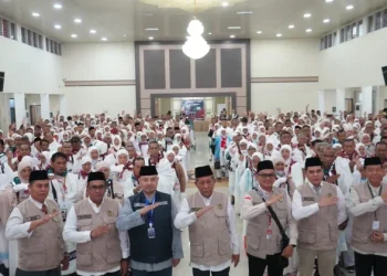 Wakil Gubernur Jambi, Kepala Kantor Wilayah Kementerian Haji dan Umrah Provinsi Jambi Dr. H. Wahyudi Abdul Wahab, M.Fil.I., dan panitia bersama calon jemaah haji (Dok:  Diskominfo provinsi jambi)