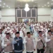 Wakil Gubernur Jambi, Kepala Kantor Wilayah Kementerian Haji dan Umrah Provinsi Jambi Dr. H. Wahyudi Abdul Wahab, M.Fil.I., dan panitia bersama calon jemaah haji (Dok:  Diskominfo provinsi jambi)