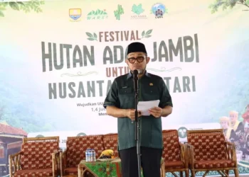 Sekda Provinsi Jambi Sudirman membuka Festival Hutan Adat Jambi 2026 di Pendopo Kantor Gubernur Jambi. (Dok: Diskominfo Provinsi Jambi)