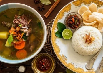 Menu sop iga hangat di Cafe Sudut Cerita, Kota Baru Jambi. (Dok: Redaksi)