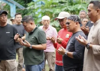 Keluarga besar Dinas PUTR Provinsi Jambi melaksanakan penyembelihan hewan kurban dalam rangka Hari Raya Iduladha 1447 Hijriah di lingkungan kantor Dinas PUTR Provinsi Jambi, Rabu (27/5/2026). (Dok: Redaksi)