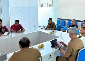 Kepala Dinas PUTR Provinsi Jambi Muzakir menghadiri rapat bersama anggota DPR RI Dapil Jambi Dr. Edi Purwanto dalam rangka penyampaian usulan prioritas pembangunan infrastruktur jalan daerah di Aula Bappeda Provinsi Jambi. (Dok: Redaksi)