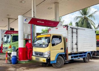 Petugas SPBU melayani pengisian biosolar subsidi kepada kendaraan di salah satu SPBU di Jambi. (DOk: Pertamina Patra Niaga)