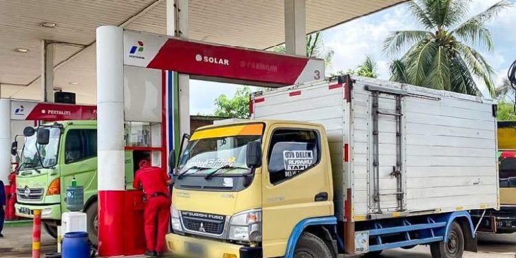 Petugas SPBU melayani pengisian biosolar subsidi kepada kendaraan di salah satu SPBU di Jambi. (DOk: Pertamina Patra Niaga)