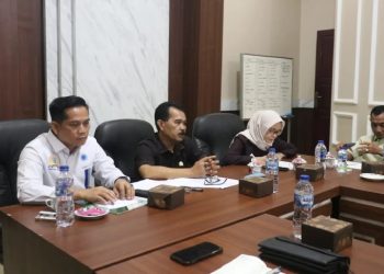 Pimpinan dan anggota DPRD Sarolangun menggelar Rapat Dengar Pendapat (RDP) bersama OPD terkait membahas polemik operasional PT Samudra Mahkota Mas (SMM). (DOk: Rudi)