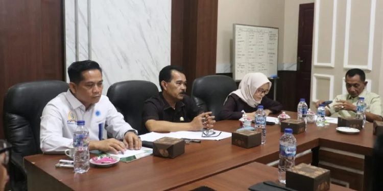 Pimpinan dan anggota DPRD Sarolangun menggelar Rapat Dengar Pendapat (RDP) bersama OPD terkait membahas polemik operasional PT Samudra Mahkota Mas (SMM). (DOk: Rudi)