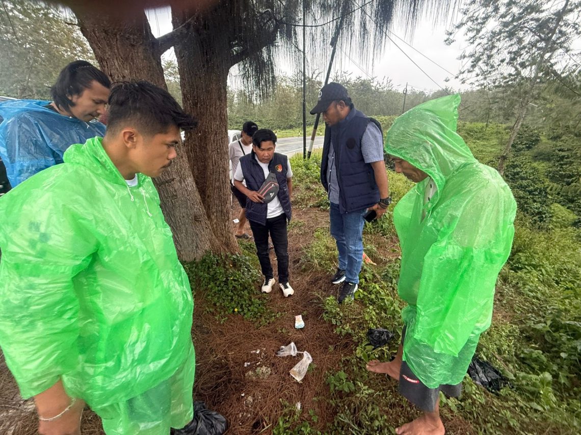 Petugas Satresnarkoba Polres Kerinci menunjukkan barang bukti sabu hasil pengungkapan jaringan narkotika lintas provinsi Sumatera Barat–Jambi. (Dok: Alpin)