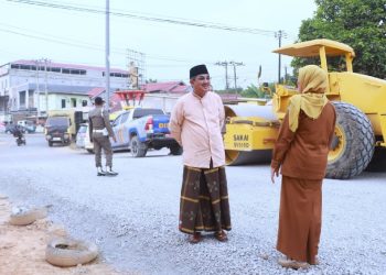 Bupati Tanjung Jabung Barat Anwar Sadat meninjau progres peningkatan Jalan Jalur 2 Merlung yang selama ini menjadi akses vital masyarakat. (Dok: Diskominfo Tanjab Barat)