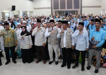 Menteri Haji dan Umrah RI KH. Mochamad Irfan Yusuf didampingi Wakil Gubernur Jambi Abdullah Sani menghadiri penyambutan jemaah haji Kloter BTH 20 di Asrama Haji Antara Jambi. (Dok: Rudi)