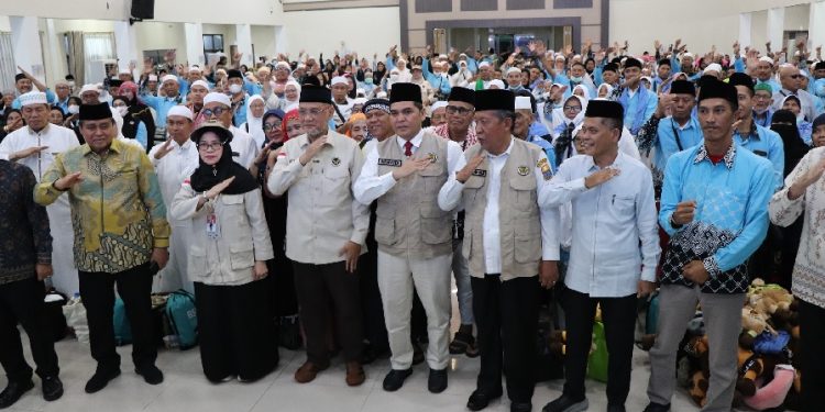 Menteri Haji dan Umrah RI KH. Mochamad Irfan Yusuf didampingi Wakil Gubernur Jambi Abdullah Sani menghadiri penyambutan jemaah haji Kloter BTH 20 di Asrama Haji Antara Jambi. (Dok: Rudi)