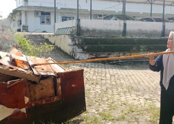 Petugas BPKAD Kabupaten Sarolangun melakukan pemusnahan aset daerah berupa kursi dan meja kantor yang mengalami kerusakan parah dan tidak lagi layak pakai. (Dok: Rudi)