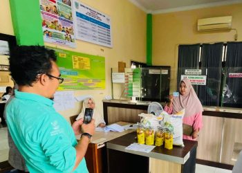 Petugas BULOG Jambi bersama Tim Satgas Pangan dan Disperindag Kota Jambi melakukan monitoring harga beras di Pasar Angso Duo untuk memastikan stabilitas pasokan dan keterjangkauan harga di pasaran. (Dok: Rahmat)