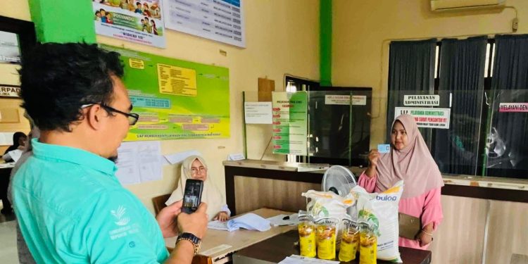 Petugas BULOG Jambi bersama Tim Satgas Pangan dan Disperindag Kota Jambi melakukan monitoring harga beras di Pasar Angso Duo untuk memastikan stabilitas pasokan dan keterjangkauan harga di pasaran. (Dok: Rahmat)
