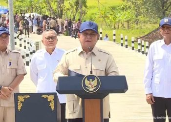 Presiden Prabowo Subianto memberikan sambutan dalam peresmian selesainya pelaksanaan instruksi Presiden (Inpres) tahun 2025 Jalan Daerah sepanjang 1.151 km di seluruh Indonesia untuk tahun 2025 di Kabupaten Sampang, Madura, Jawa Timur. (Dok: Youtube Sekretariat Presiden)