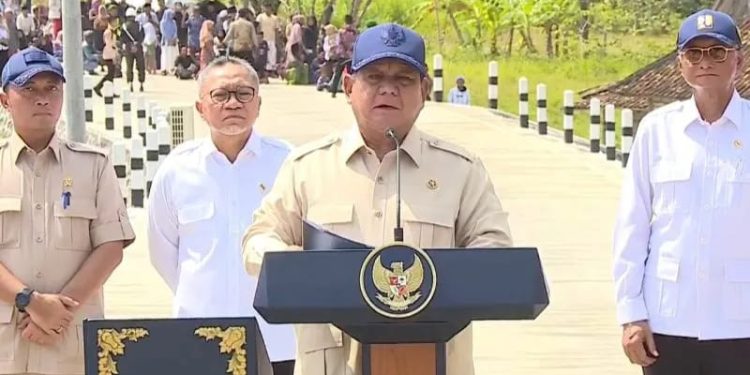 Presiden Prabowo Subianto memberikan sambutan dalam peresmian selesainya pelaksanaan instruksi Presiden (Inpres) tahun 2025 Jalan Daerah sepanjang 1.151 km di seluruh Indonesia untuk tahun 2025 di Kabupaten Sampang, Madura, Jawa Timur. (Dok: Youtube Sekretariat Presiden)