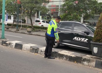 Petugas kepolisian melakukan penanganan dan penyelidikan terkait kecelakaan tunggal yang menewaskan seorang remaja di Jalan Kolonel Abunjani, Sipin, Kota Jambi. (Dok: Alpin)