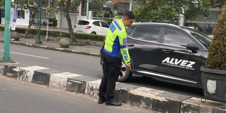 Petugas kepolisian melakukan penanganan dan penyelidikan terkait kecelakaan tunggal yang menewaskan seorang remaja di Jalan Kolonel Abunjani, Sipin, Kota Jambi. (Dok: Alpin)