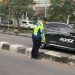 Petugas kepolisian melakukan penanganan dan penyelidikan terkait kecelakaan tunggal yang menewaskan seorang remaja di Jalan Kolonel Abunjani, Sipin, Kota Jambi. (Dok: Alpin)