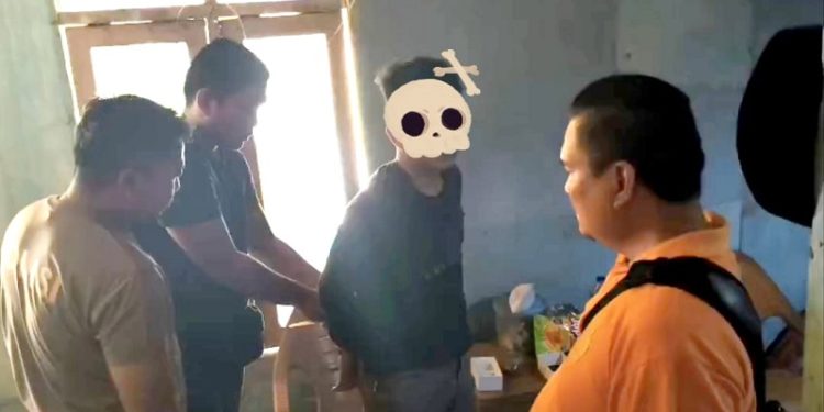 Dua buronan kasus narkotika yang masuk Daftar Pencarian Orang (DPO) berhasil diamankan Satresnarkoba Polres Tanjab Barat dalam operasi penangkapan di kawasan kebun sawit Desa Dusun Mudo, Kecamatan Muara Papalik, Rabu (17/6/2026). (Dok: Rahmat)