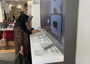 Sejumlah konsumen melihat ponsel dipajang di salah satu toko ponsel di Kota Jambi. (Dok: Alpin)