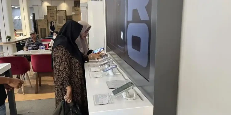 Sejumlah konsumen melihat ponsel dipajang di salah satu toko ponsel di Kota Jambi. (Dok: Alpin)