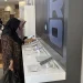 Sejumlah konsumen melihat ponsel dipajang di salah satu toko ponsel di Kota Jambi. (Dok: Alpin)