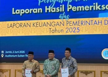 Ketua DPRD Muaro Jambi mendampingi Bupati menerima LHP dengan opini Wajar Tanpa Pengecualian (WTP) dari BPK Perwakilan RI Provinsi Jambi. (Dok: Redaksi)