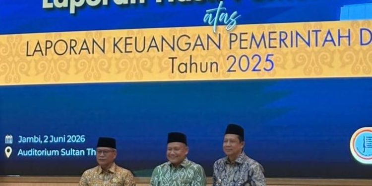 Ketua DPRD Muaro Jambi mendampingi Bupati menerima LHP dengan opini Wajar Tanpa Pengecualian (WTP) dari BPK Perwakilan RI Provinsi Jambi. (Dok: Redaksi)