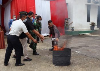 Kepala Kejari Muaro Jambi Karya Graham Hutagaol bersama unsur Forkopimda dan instansi terkait menyaksikan pemusnahan barang bukti perkara narkotika dan penyalahgunaan BBM yang telah berkekuatan hukum tetap (inkrah). (Dok: Rahmat)
