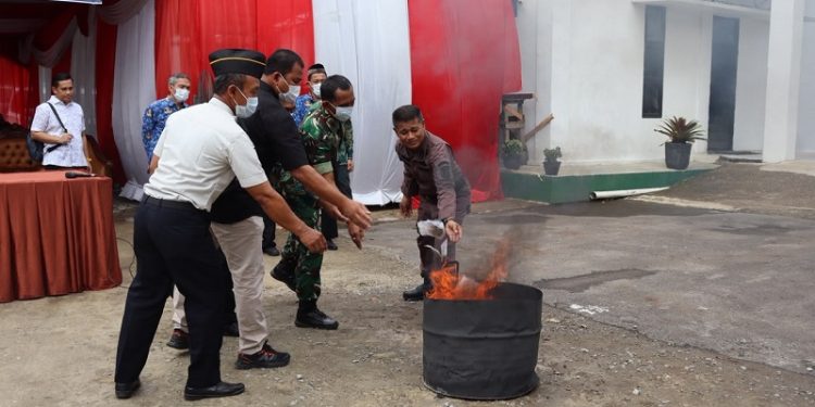Kepala Kejari Muaro Jambi Karya Graham Hutagaol bersama unsur Forkopimda dan instansi terkait menyaksikan pemusnahan barang bukti perkara narkotika dan penyalahgunaan BBM yang telah berkekuatan hukum tetap (inkrah). (Dok: Rahmat)