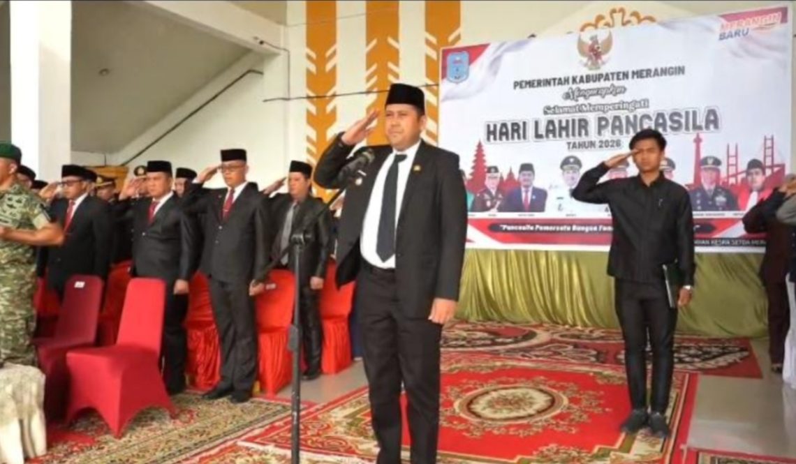 Bupati Merangin M. Syukur memimpin Upacara Hari Lahir Pancasila 2026 di halaman Kantor Bupati Merangin, Senin (1/6/2026). (Dok: Deni Satria Budi)