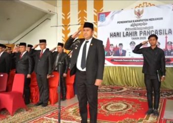Bupati Merangin M. Syukur memimpin Upacara Hari Lahir Pancasila 2026 di halaman Kantor Bupati Merangin, Senin (1/6/2026). (Dok: Deni Satria Budi)