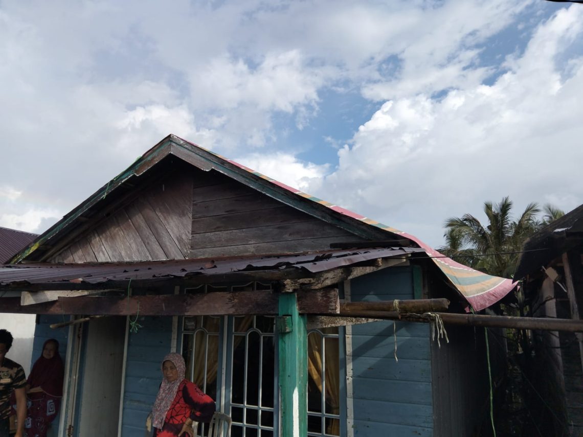 Warga bersama pemerintah Desa Majelis Hidayah meninjau rumah yang rusak akibat diterjang angin puting beliung di RT 001 Dusun I, Kecamatan Kuala Jambi, Kabupaten Tanjabtim. (DOk: Rudi)