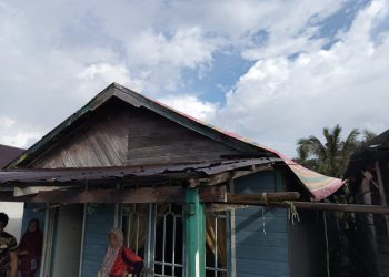 Warga bersama pemerintah Desa Majelis Hidayah meninjau rumah yang rusak akibat diterjang angin puting beliung di RT 001 Dusun I, Kecamatan Kuala Jambi, Kabupaten Tanjabtim. (DOk: Rudi)