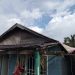 Warga bersama pemerintah Desa Majelis Hidayah meninjau rumah yang rusak akibat diterjang angin puting beliung di RT 001 Dusun I, Kecamatan Kuala Jambi, Kabupaten Tanjabtim. (DOk: Rudi)