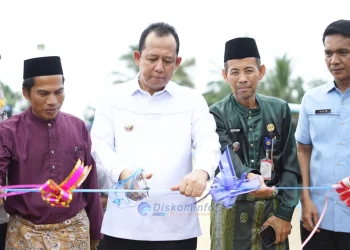 **Judul:**
**Jembatan Bentari Senilai Rp1,55 Miliar Diresmikan, Bukti Kekuatan Gotong Royong Warga Kumpeh**

**Narasi Berita:**
MUARO JAMBI – Semangat gotong royong masyarakat Desa Betung, Kecamatan Kumpeh, Kabupaten Muaro Jambi, berhasil melahirkan sebuah infrastruktur penting yang kini menjadi kebanggaan warga. Jembatan Bentari sepanjang 62 meter resmi digunakan setelah dibangun secara swadaya dengan nilai investasi mencapai Rp1,55 miliar tanpa menggunakan anggaran pemerintah.

Peresmian jembatan tersebut dilakukan langsung oleh Bupati Muaro Jambi Bambang Bayu Suseno bersama Kepala Dinas Pekerjaan Umum dan Penataan Ruang (PUPR) Anjar Prabowo, Kamis (11/6/2026).

Kehadiran Jembatan Bentari menjadi solusi atas persoalan akses transportasi yang selama ini dihadapi masyarakat akibat kondisi geografis wilayah Kumpeh yang didominasi badan air dan lahan rawa. Kini, warga memiliki jalur penghubung yang lebih aman dan mudah untuk menunjang berbagai aktivitas sehari-hari.

Dalam sambutannya, Bupati Bambang Bayu Suseno memberikan apresiasi tinggi terhadap inisiatif dan kekompakan masyarakat yang mampu membangun fasilitas publik strategis melalui swadaya.

“Saya bangga jembatan yang dibangun secara swadaya dari sumbangan masyarakat ini sudah bisa dilalui untuk aktivitas warga Kumpeh,” ujar Bupati.

Jembatan Bentari memiliki lebar 4 meter dan dirancang untuk mendukung mobilitas kendaraan roda dua, mobil ringan hingga sedang, serta kendaraan operasional desa. Proses pembangunannya rampung dalam waktu empat bulan dengan mempertimbangkan kondisi tanah gambut yang memiliki daya dukung rendah.

Dari sisi konstruksi, jembatan tersebut menggunakan pondasi tiang pancang hingga mencapai lapisan tanah keras untuk memastikan kekuatan bangunan. Struktur juga diperkuat dengan sistem cross bracing guna mengurangi getaran serta meningkatkan stabilitas jembatan.

Bagian atas jembatan dilengkapi lantai rata, pagar pengaman berwarna biru-hitam, marka pembatas, serta elevasi yang lebih tinggi untuk mengantisipasi banjir saat musim hujan. Dana Rp1,55 miliar yang terkumpul dari swadaya masyarakat digunakan untuk kebutuhan material, pembangunan, tenaga kerja, hingga pengawasan proyek.

Bupati Bambang Bayu Suseno menilai keberadaan jembatan ini menjadi bagian penting dalam memperkuat konektivitas wilayah sekaligus mendorong pertumbuhan ekonomi masyarakat. Jembatan Bentari diharapkan menjadi akses utama yang menghubungkan permukiman warga dengan kawasan pertanian, perkebunan, serta pusat pelayanan masyarakat.

Dengan hadirnya jembatan tersebut, masyarakat kini dapat menikmati distribusi hasil pertanian dan perkebunan yang lebih lancar, biaya transportasi yang lebih rendah, serta waktu tempuh yang lebih singkat. Akses pelajar menuju sekolah, pelayanan kesehatan, kantor pemerintahan, dan rumah ibadah juga semakin mudah.

Kepala Desa Betung M. Rifai, SE, menyampaikan apresiasi dan terima kasih kepada Pemerintah Kabupaten Muaro Jambi atas dukungan terhadap pembangunan jembatan swadaya tersebut yang kini memberikan manfaat besar bagi masyarakat. (Dok: Diskominfo Muaro Jambi)