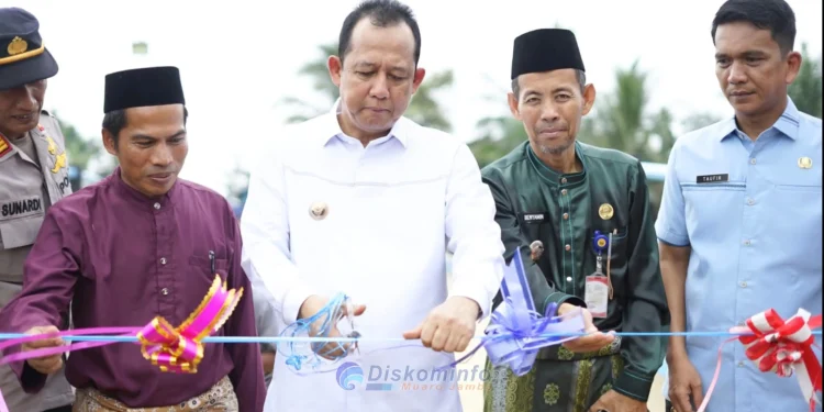 **Judul:**
**Jembatan Bentari Senilai Rp1,55 Miliar Diresmikan, Bukti Kekuatan Gotong Royong Warga Kumpeh**
**Narasi Berita:**
MUARO JAMBI – Semangat gotong royong masyarakat Desa Betung, Kecamatan Kumpeh, Kabupaten Muaro Jambi, berhasil melahirkan sebuah infrastruktur penting yang kini menjadi kebanggaan warga. Jembatan Bentari sepanjang 62 meter resmi digunakan setelah dibangun secara swadaya dengan nilai investasi mencapai Rp1,55 miliar tanpa menggunakan anggaran pemerintah.
Peresmian jembatan tersebut dilakukan langsung oleh Bupati Muaro Jambi Bambang Bayu Suseno bersama Kepala Dinas Pekerjaan Umum dan Penataan Ruang (PUPR) Anjar Prabowo, Kamis (11/6/2026).
Kehadiran Jembatan Bentari menjadi solusi atas persoalan akses transportasi yang selama ini dihadapi masyarakat akibat kondisi geografis wilayah Kumpeh yang didominasi badan air dan lahan rawa. Kini, warga memiliki jalur penghubung yang lebih aman dan mudah untuk menunjang berbagai aktivitas sehari-hari.
Dalam sambutannya, Bupati Bambang Bayu Suseno memberikan apresiasi tinggi terhadap inisiatif dan kekompakan masyarakat yang mampu membangun fasilitas publik strategis melalui swadaya.
“Saya bangga jembatan yang dibangun secara swadaya dari sumbangan masyarakat ini sudah bisa dilalui untuk aktivitas warga Kumpeh,” ujar Bupati.
Jembatan Bentari memiliki lebar 4 meter dan dirancang untuk mendukung mobilitas kendaraan roda dua, mobil ringan hingga sedang, serta kendaraan operasional desa. Proses pembangunannya rampung dalam waktu empat bulan dengan mempertimbangkan kondisi tanah gambut yang memiliki daya dukung rendah.
Dari sisi konstruksi, jembatan tersebut menggunakan pondasi tiang pancang hingga mencapai lapisan tanah keras untuk memastikan kekuatan bangunan. Struktur juga diperkuat dengan sistem cross bracing guna mengurangi getaran serta meningkatkan stabilitas jembatan.
Bagian atas jembatan dilengkapi lantai rata, pagar pengaman berwarna biru-hitam, marka pembatas, serta elevasi yang lebih tinggi untuk mengantisipasi banjir saat musim hujan. Dana Rp1,55 miliar yang terkumpul dari swadaya masyarakat digunakan untuk kebutuhan material, pembangunan, tenaga kerja, hingga pengawasan proyek.
Bupati Bambang Bayu Suseno menilai keberadaan jembatan ini menjadi bagian penting dalam memperkuat konektivitas wilayah sekaligus mendorong pertumbuhan ekonomi masyarakat. Jembatan Bentari diharapkan menjadi akses utama yang menghubungkan permukiman warga dengan kawasan pertanian, perkebunan, serta pusat pelayanan masyarakat.
Dengan hadirnya jembatan tersebut, masyarakat kini dapat menikmati distribusi hasil pertanian dan perkebunan yang lebih lancar, biaya transportasi yang lebih rendah, serta waktu tempuh yang lebih singkat. Akses pelajar menuju sekolah, pelayanan kesehatan, kantor pemerintahan, dan rumah ibadah juga semakin mudah.
Kepala Desa Betung M. Rifai, SE, menyampaikan apresiasi dan terima kasih kepada Pemerintah Kabupaten Muaro Jambi atas dukungan terhadap pembangunan jembatan swadaya tersebut yang kini memberikan manfaat besar bagi masyarakat. (Dok: Diskominfo Muaro Jambi)