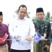 **Judul:**
**Jembatan Bentari Senilai Rp1,55 Miliar Diresmikan, Bukti Kekuatan Gotong Royong Warga Kumpeh**

**Narasi Berita:**
MUARO JAMBI – Semangat gotong royong masyarakat Desa Betung, Kecamatan Kumpeh, Kabupaten Muaro Jambi, berhasil melahirkan sebuah infrastruktur penting yang kini menjadi kebanggaan warga. Jembatan Bentari sepanjang 62 meter resmi digunakan setelah dibangun secara swadaya dengan nilai investasi mencapai Rp1,55 miliar tanpa menggunakan anggaran pemerintah.

Peresmian jembatan tersebut dilakukan langsung oleh Bupati Muaro Jambi Bambang Bayu Suseno bersama Kepala Dinas Pekerjaan Umum dan Penataan Ruang (PUPR) Anjar Prabowo, Kamis (11/6/2026).

Kehadiran Jembatan Bentari menjadi solusi atas persoalan akses transportasi yang selama ini dihadapi masyarakat akibat kondisi geografis wilayah Kumpeh yang didominasi badan air dan lahan rawa. Kini, warga memiliki jalur penghubung yang lebih aman dan mudah untuk menunjang berbagai aktivitas sehari-hari.

Dalam sambutannya, Bupati Bambang Bayu Suseno memberikan apresiasi tinggi terhadap inisiatif dan kekompakan masyarakat yang mampu membangun fasilitas publik strategis melalui swadaya.

“Saya bangga jembatan yang dibangun secara swadaya dari sumbangan masyarakat ini sudah bisa dilalui untuk aktivitas warga Kumpeh,” ujar Bupati.

Jembatan Bentari memiliki lebar 4 meter dan dirancang untuk mendukung mobilitas kendaraan roda dua, mobil ringan hingga sedang, serta kendaraan operasional desa. Proses pembangunannya rampung dalam waktu empat bulan dengan mempertimbangkan kondisi tanah gambut yang memiliki daya dukung rendah.

Dari sisi konstruksi, jembatan tersebut menggunakan pondasi tiang pancang hingga mencapai lapisan tanah keras untuk memastikan kekuatan bangunan. Struktur juga diperkuat dengan sistem cross bracing guna mengurangi getaran serta meningkatkan stabilitas jembatan.

Bagian atas jembatan dilengkapi lantai rata, pagar pengaman berwarna biru-hitam, marka pembatas, serta elevasi yang lebih tinggi untuk mengantisipasi banjir saat musim hujan. Dana Rp1,55 miliar yang terkumpul dari swadaya masyarakat digunakan untuk kebutuhan material, pembangunan, tenaga kerja, hingga pengawasan proyek.

Bupati Bambang Bayu Suseno menilai keberadaan jembatan ini menjadi bagian penting dalam memperkuat konektivitas wilayah sekaligus mendorong pertumbuhan ekonomi masyarakat. Jembatan Bentari diharapkan menjadi akses utama yang menghubungkan permukiman warga dengan kawasan pertanian, perkebunan, serta pusat pelayanan masyarakat.

Dengan hadirnya jembatan tersebut, masyarakat kini dapat menikmati distribusi hasil pertanian dan perkebunan yang lebih lancar, biaya transportasi yang lebih rendah, serta waktu tempuh yang lebih singkat. Akses pelajar menuju sekolah, pelayanan kesehatan, kantor pemerintahan, dan rumah ibadah juga semakin mudah.

Kepala Desa Betung M. Rifai, SE, menyampaikan apresiasi dan terima kasih kepada Pemerintah Kabupaten Muaro Jambi atas dukungan terhadap pembangunan jembatan swadaya tersebut yang kini memberikan manfaat besar bagi masyarakat. (Dok: Diskominfo Muaro Jambi)